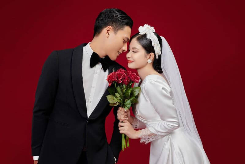 Chụ phình cưới phong cách Hàn Quốc với phong nền trơn