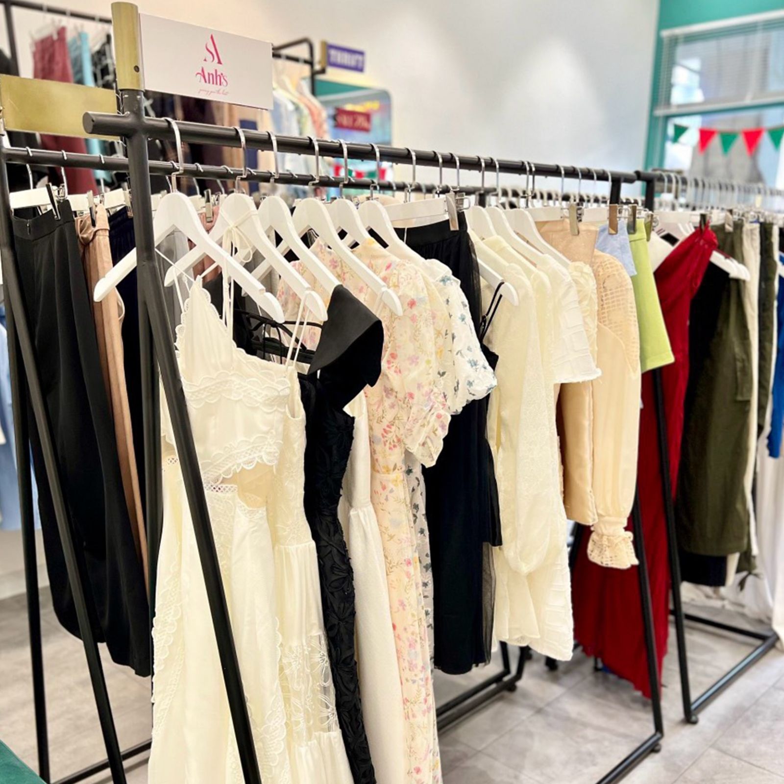 ANH’S Fashion sở hữu cửa hàng nằm tại trung tâm Quận 1, TP.HCM Cửa hàng tọa lạc tại trung tâm thành phố